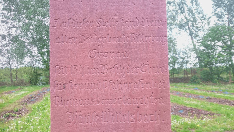 Inschrift am Gedenkstein - Wasserburg in Rödersheim-Gronau